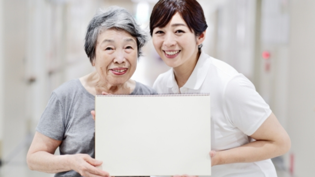 笑顔の看護師と高齢女性