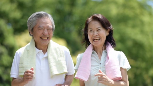 公園を走っている60代男女