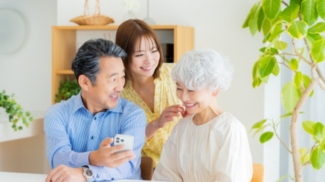 息子・孫娘と会話をしている白髪の女性